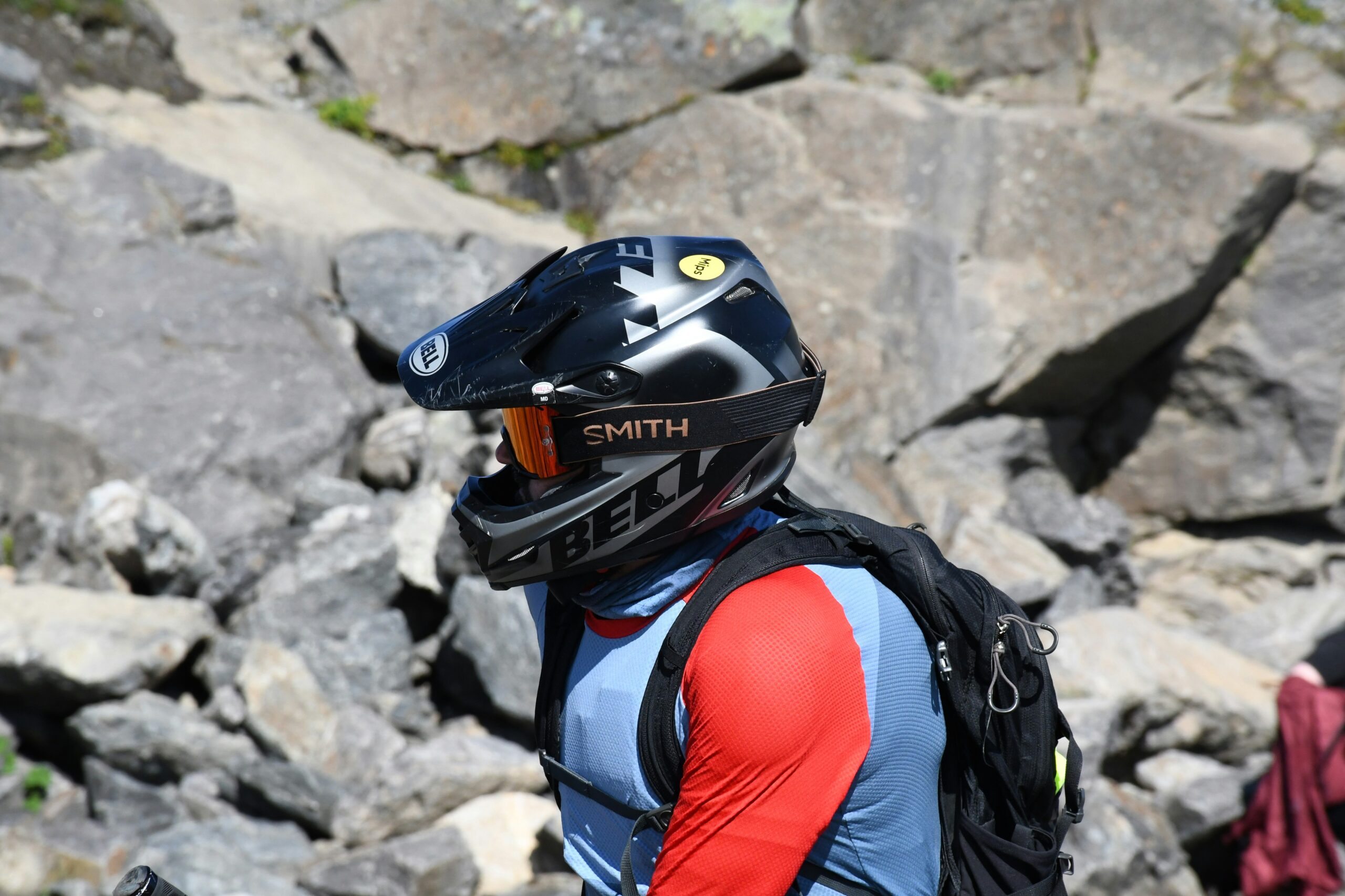 Actioncam mieten oder kaufen: GoPro HERO 13 beim Mountainbiken mit Helmhalterung